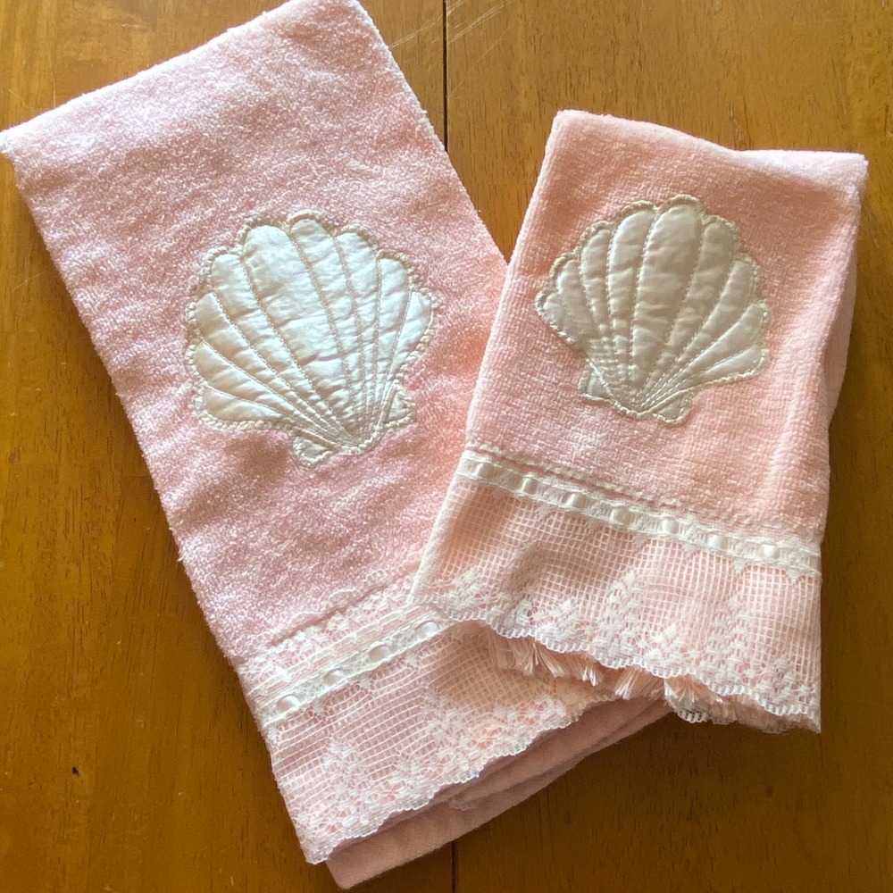 Saturday Knight Ltd Two Towel Set Pink Excellent Vintage Seashell Lace USA